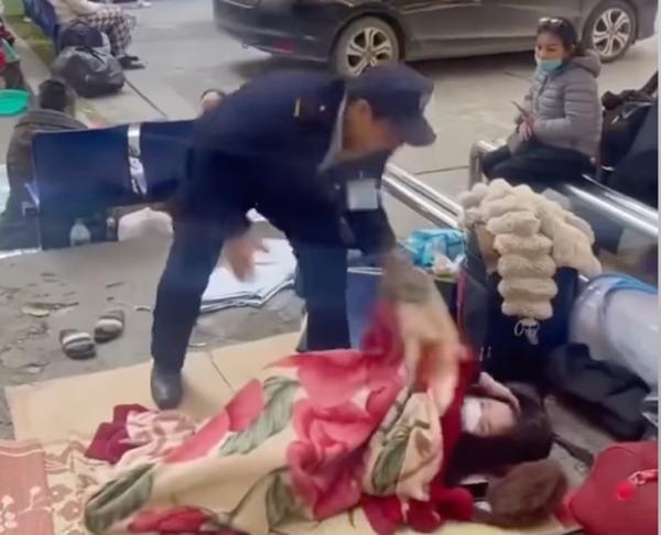 Xôn xao bảo vệ vô cảm “ném chăn” người nhà bệnh nhân, bệnh viện Bạch Mai nói gì?