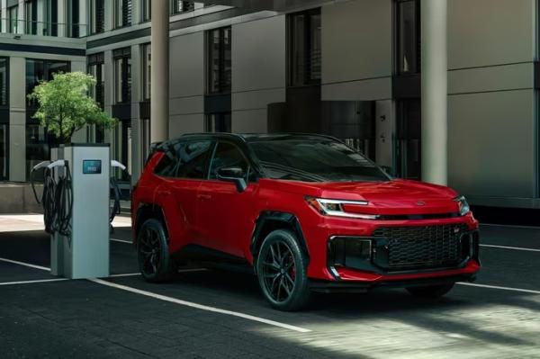 Xe Toyota lại bị “bia kèm lạc”