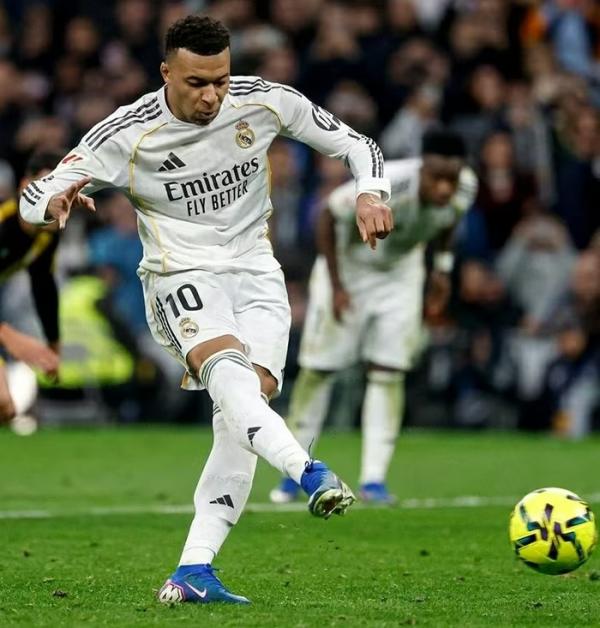 Mbappe áp sát kỷ lục penalty của Ronaldo