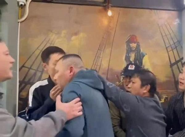 Trưởng ban quản trị tòa nhà bị hành hung tại quán bia, Công an vào cuộc xác minh