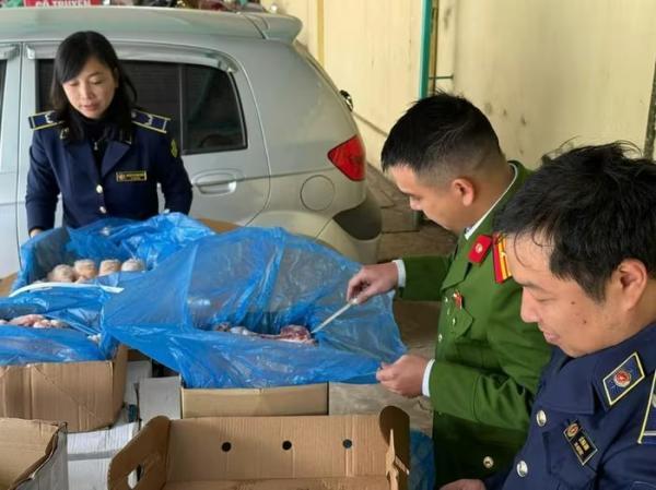 Phát hiện gần 2 tấn thực phẩm nhập lậu