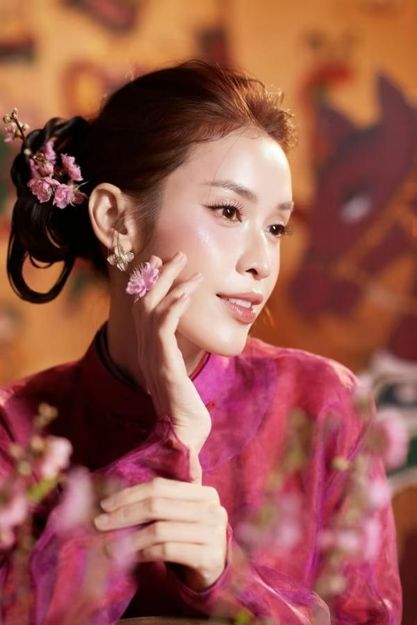 Lê Tú Vi diện áo dài khoe nhan sắc “miễn chê” với gương mặt không tì vết