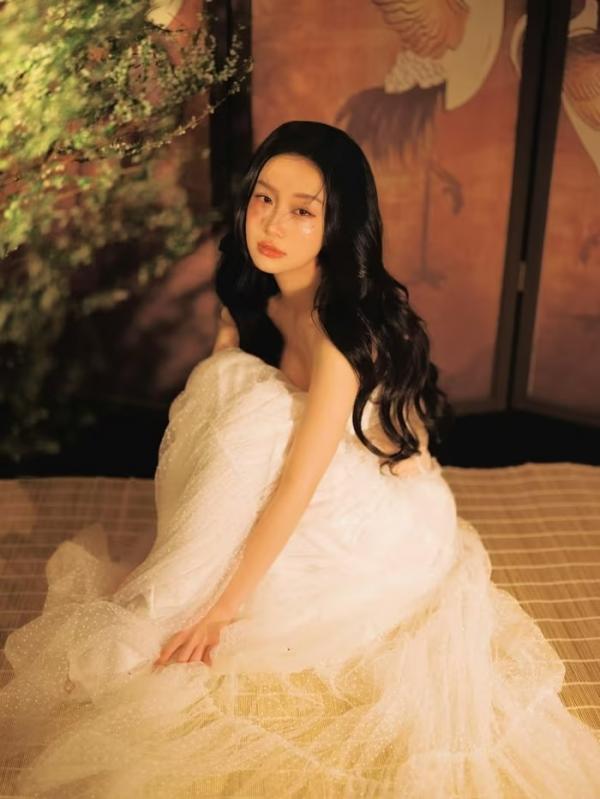 Jun Vũ ví mình như “đóa bạch trà”, khoe nhan sắc mong manh mà cuốn hút