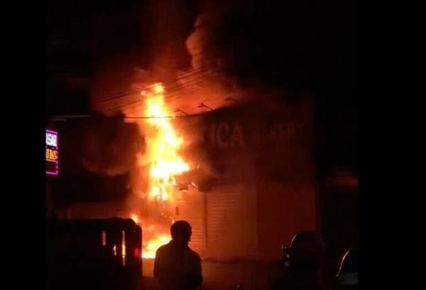 Cháy dữ dội tiệm bánh ngọt ở TPHCM lúc rạng sáng