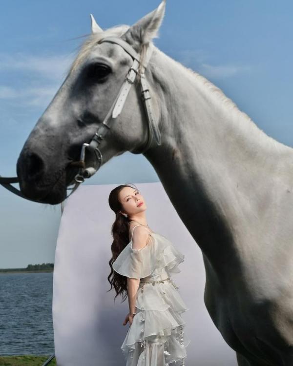 Lý Nhã Kỳ se‌ּxy trong bộ ảnh chụp với ngựa