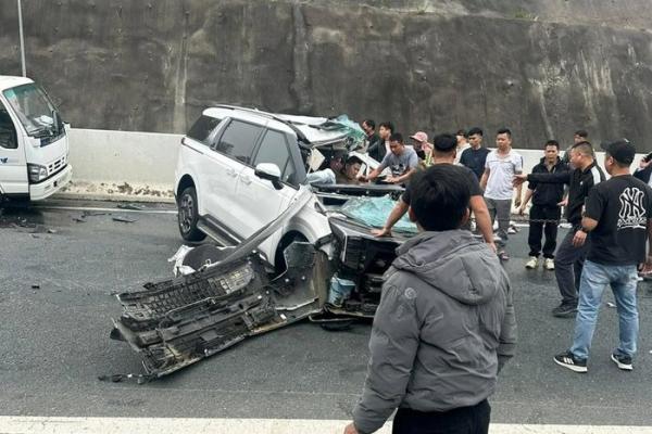 Ô tô con tông thẳng đuôi xe hút bụi trên đường cao tốc ở Quảng Ninh