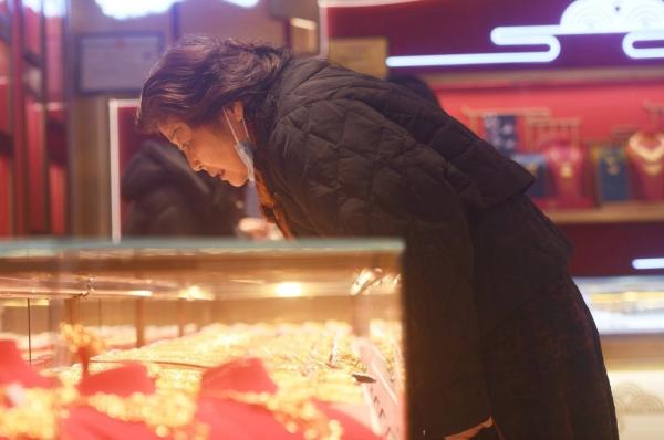 Cả MXH bức xúc đầu năm: Con trai cả tích góp vàng 15 năm được gần 10 tỷ, mẹ BÁN SẠCH lấy tiền mua nhà cho con trai út!