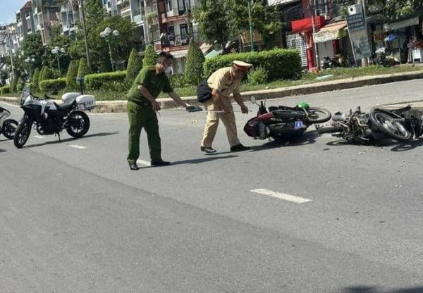 Va chạm với xe máy băng qua đường, 3 người thương vong
