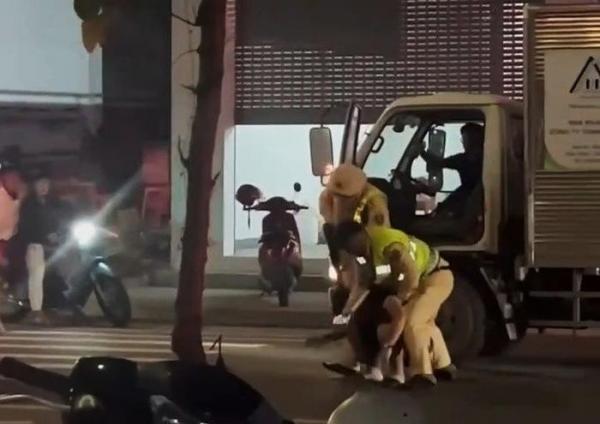 CSGT rút súng khống chế tài xế xe tải “thông chốt” kiểm tra nồng độ cồn