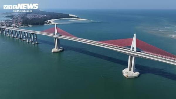 Cận cảnh cầu vượt biển dài nhất miền Trung đang chờ thông xe ở Huế