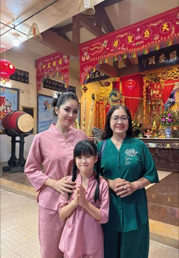 Khoảnh khắc đẹp của vợ chồng Lê Phương trong ngày Rằm tháng Giêng