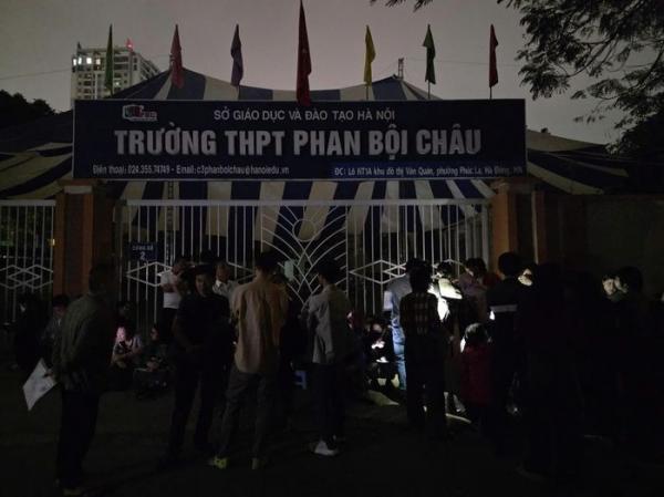 Phụ huynh Hà Nội xếp hàng từ 1h sáng, tự lập danh sách “đặt chỗ” lớp 10 cho con