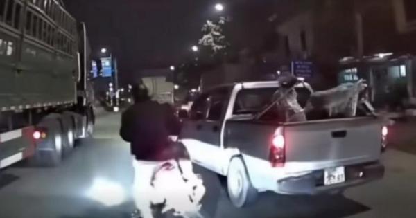 Lộ chân tướng tài xế tạt đầu xe máy khiến 3 người suýt ngã vào gầm ô tô tải ở Hà Nội