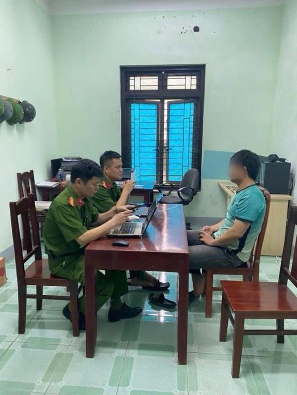 Thấy con gái 14 tuổi thần sắc nhợt nhạt, bố gặng hỏi mới biết sự thật đau lòng