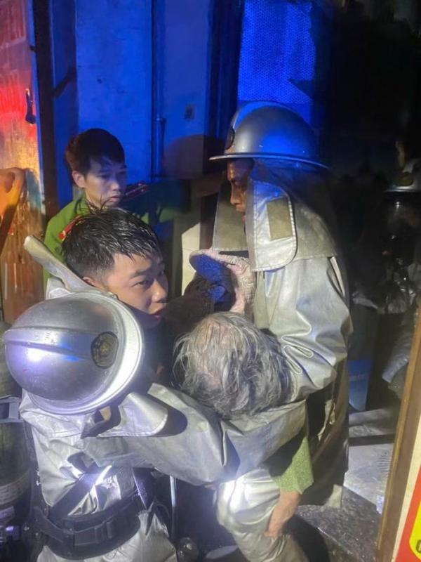 Cảnh sát giải cứu 2 người mắc kẹt trong ngôi nhà cháy lớn, mịt mù khí độc