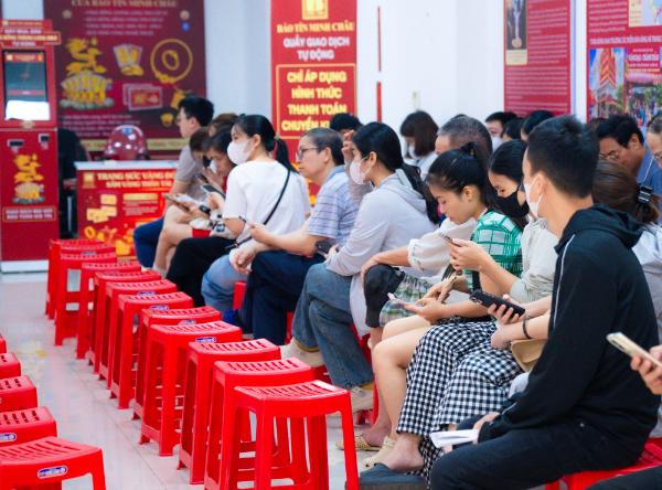 Tình hình tại cửa hàng Bảo Tín Minh Châu sau thông tin khởi tố cựu Tổng giám đốc Công ty cùng con trai