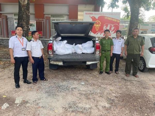 Bất ngờ khi mở các bao tải trên chiếc xe bán tải đang lưu thông trên địa bàn TPHCM