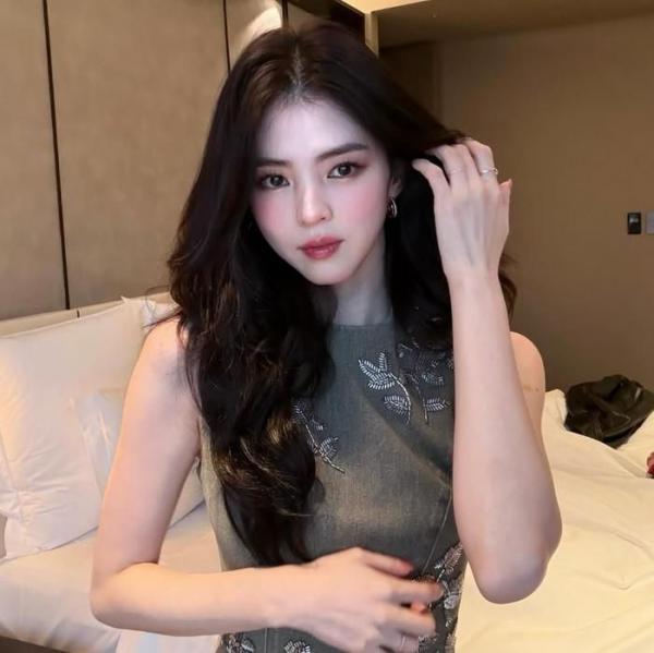 Han So Hee tình tứ bên người khác giới