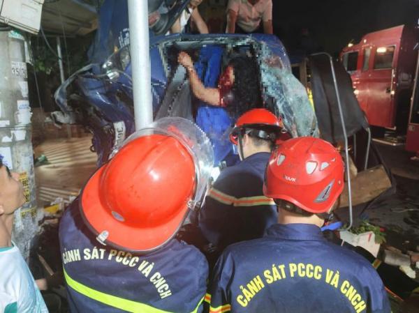 Truyền dịch tại chỗ, cắt cabin cứu đôi nam nữ mắc kẹt trong xe tải sau tai nạn giao thông