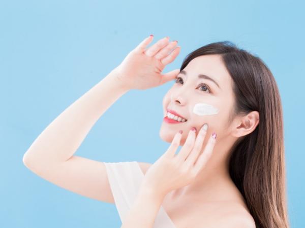 Chiêu nhỏ khi bôi kem chống nắng giúp hạn chế nám, tàn nhang mà nhiều người bỏ qua