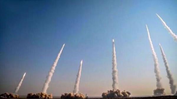 Iran dọa “khai hỏa” ở eo biển Hormuz, cảnh báo tàu sân bay Mỹ sẽ đối mặt tên lửa và UAV