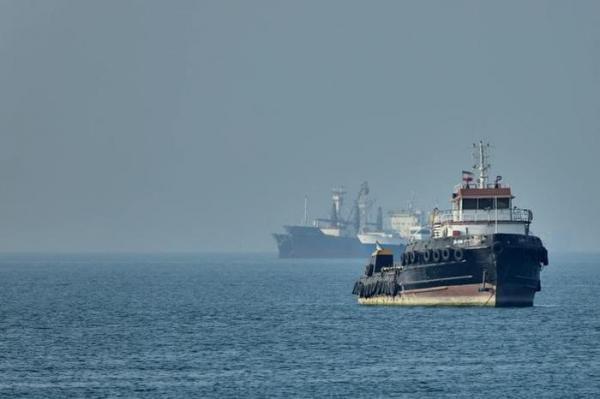 Căng thẳng Hormuz: Mỹ đánh chìm tàu Iran, UAE bị tập kích tên lửa