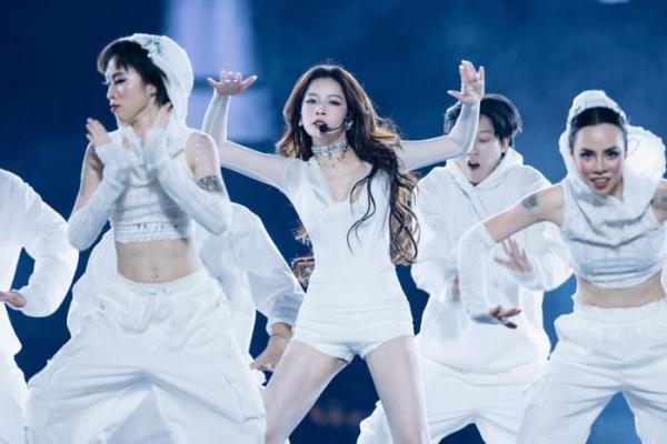 “Dậy sóng” với Chi Pu và Quang Hùng Master D