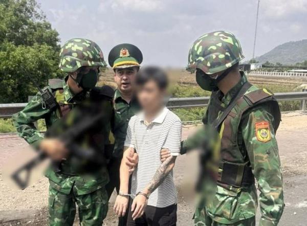 Công an TPHCM bắt giữ 1 đối tượng bị truy nã khi tiếp nhận 4 công dân từ Campuchia