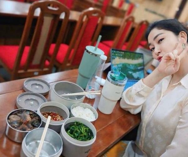 Hoa hậu Nguyễn Thị Huyền nỗ lực học tập, giữ gìn cuộc sống bình yên