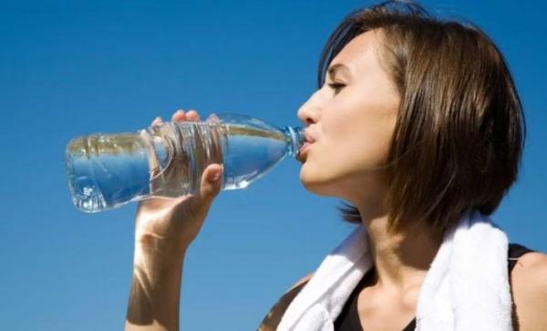 Dấu hiệu cảnh báo ngộ độc khi uống quá nhiều nước