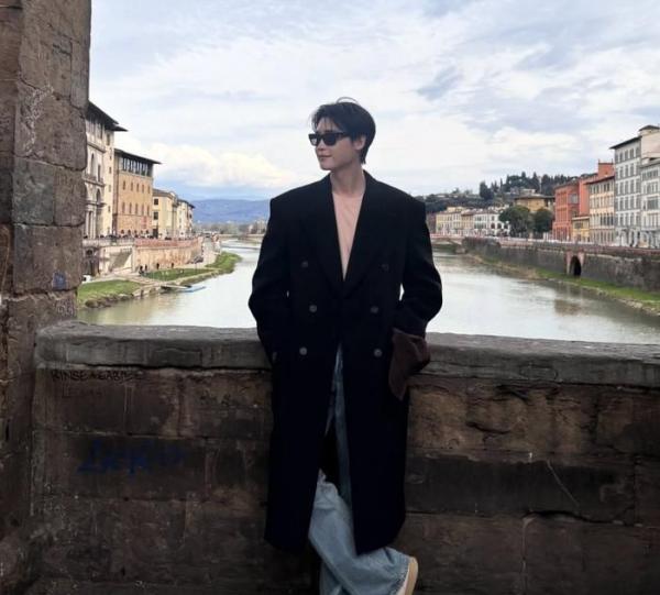 Lee Jong Suk khoe ảnh đời thật, visual được khen “như hoàng tử”