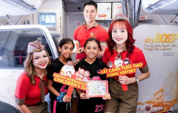 Bất ngờ trên mây: Hành khách nhí thích thú nhận quà Quốc tế Thiếu nhi cùng Vietjet