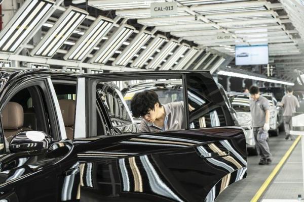 Sản xuất tại Trung Quốc giảm tốc, xuất khẩu vẫn là điểm sáng