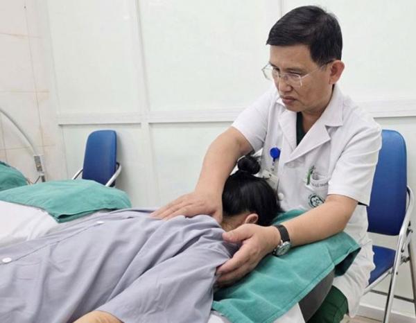 Dân văn phòng khổ sở vì đau cổ vai gáy, bác sĩ chỉ cách giảm đau hiệu quả