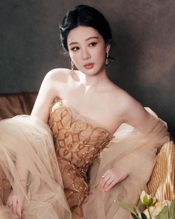 Dương Tử được khen trẻ đẹp sau khi đón nhận tin mừng