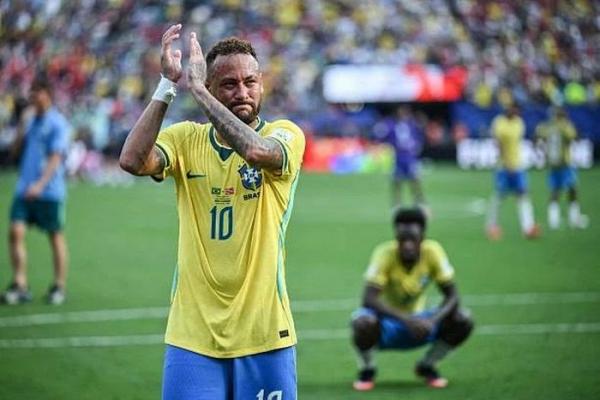 Neymar khóc nức nở sau trận Brazil thua đội tuyển Na Uy