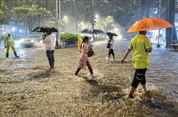 Mưa lớn khiến Mumbai gần như tê liệt, nhiều bang ở Ấn Độ cảnh báo lũ lụt
