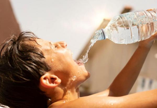 Tổn thương thận dù uống nhiều nước mỗi ngày, bác sĩ chỉ ra sai lầm