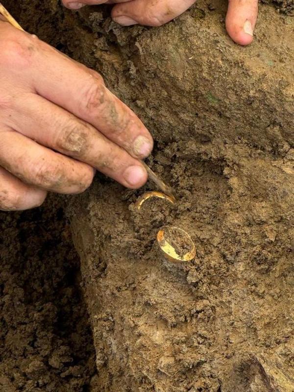 Khai quật tại địa điểm khảo cổ, phát hiện kho báu quý giá