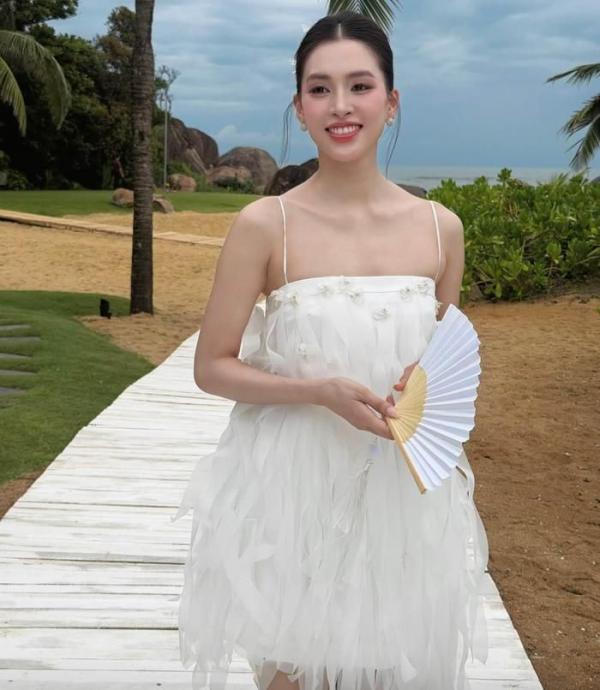 Tiểu Vy diện váy ngắn khéo khoe đôi chân dài 1m1