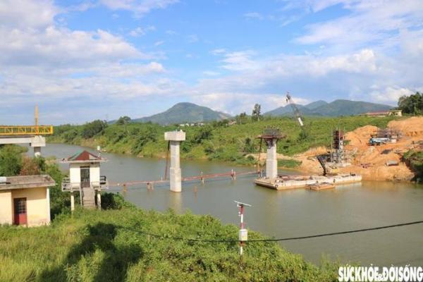 Cận cảnh đại công trường dự án thay thế cầu treo xuống cấp trên thượng nguồn sông Hương