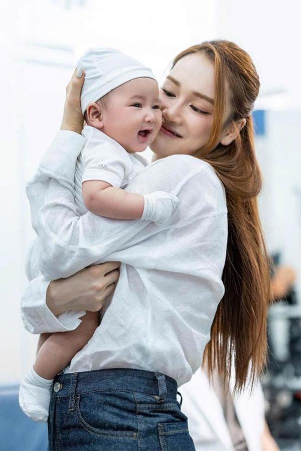 Hình ảnh em bé mới sinh của Nhã Phương - Trường Giang gây chú ý