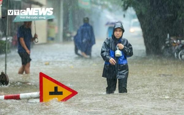 Mưa lớn tiếp tục bao trùm miền Bắc, miền Trung