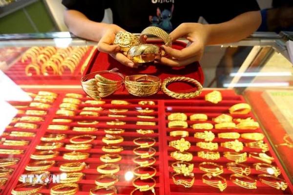 Giá vàng thế giới tăng khoảng 1% khi giá dầu hạ nhiệt