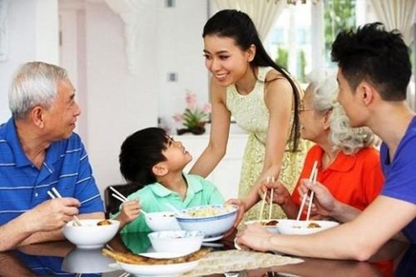 Nhìn cách ăn cơm cũng đủ biết một người có được dạy dỗ tử tế từ nhỏ hay không