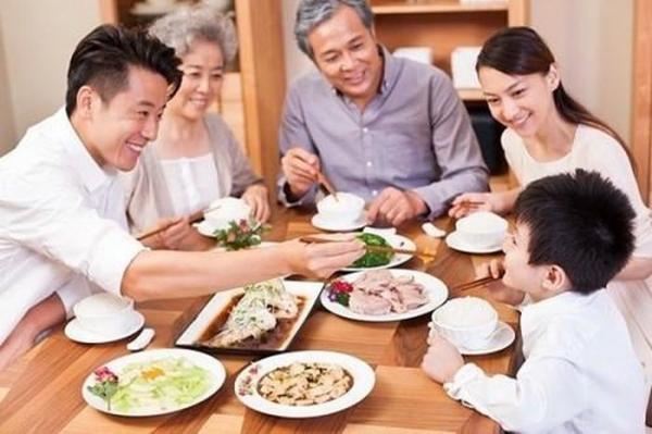 5 thói quen trong bữa tối âm thầm gây hại sức khỏe, nhiều người mắc phải mỗi ngày