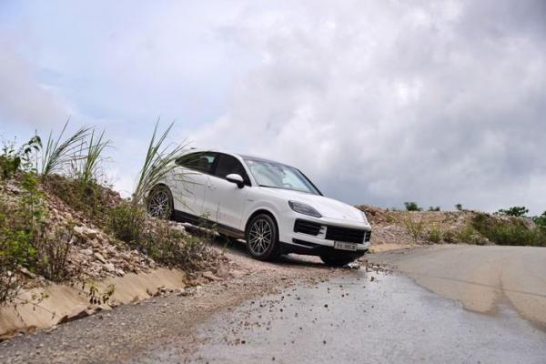 Porsche Cayenne E-Hybrid 2026: Khi người dùng cần khó tính hơn
