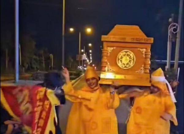 Khởi tố thêm 7 đối tượng trong vụ khiêng quan tài diễu phố ở Cần Thơ