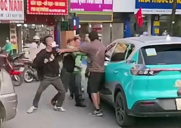 Người đàn ông bị nhóm người vây đánh trước cổng bệnh viện Đại học Y Hà Nội